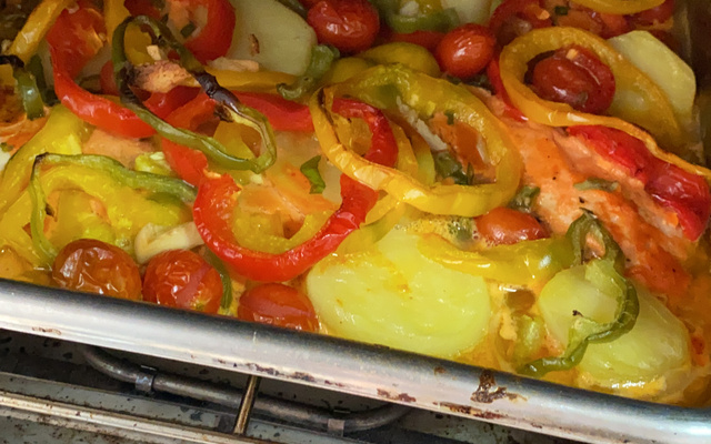 Tilápia assada ao molho rosa e queijo parmesão 