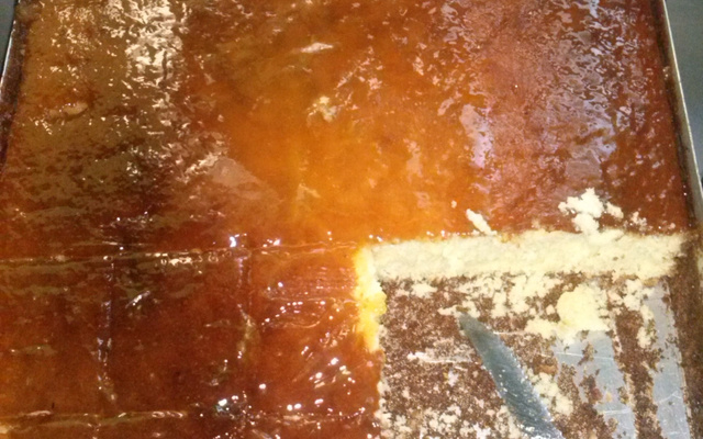 Bolo de laranja com cobertura de laranja.