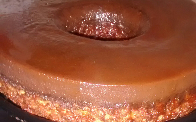 Bolo de cenoura (tipo pudim) com cobertura de chocolate e banana