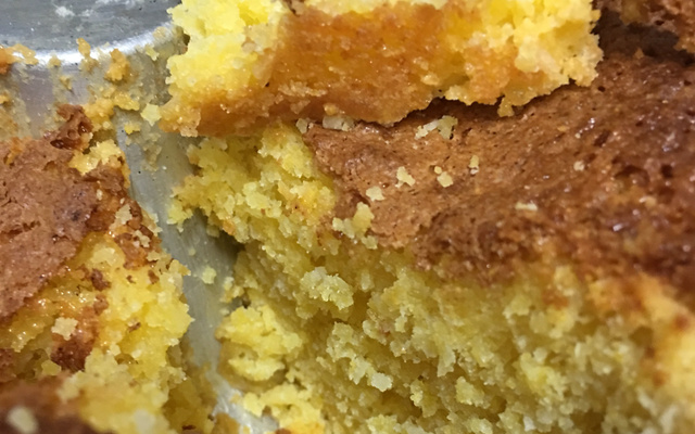 Bolo de fubá com suco de laranja