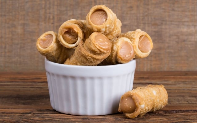 Porções de canudinho de doce de leite em pote pequeno