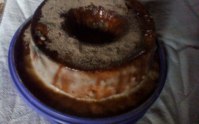 Bolo com cobertura de mingau com chocolate