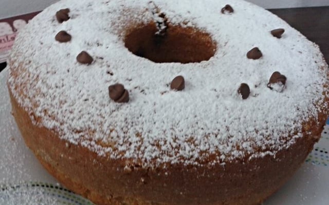 Bolo de baunilha com gotas de chocolate