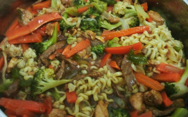 Yakissoba de carne com legumes do ED