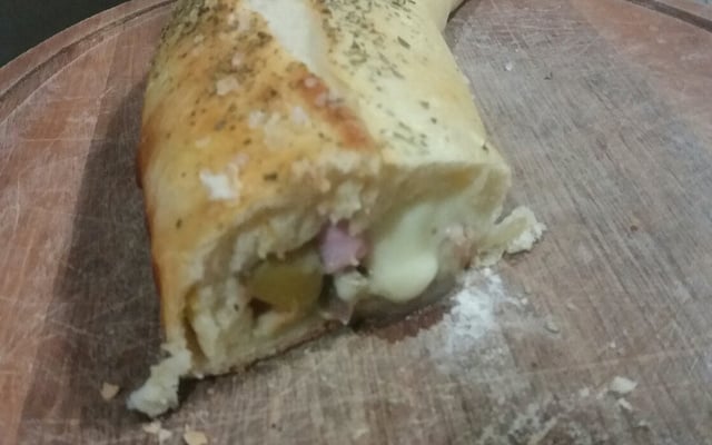 Pizza enrolada com recheio misto