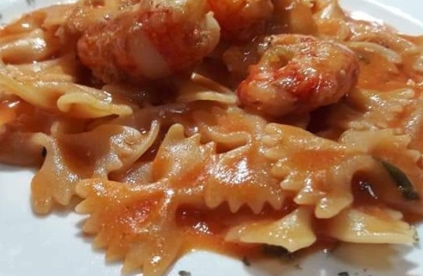 Farfalle com camarões