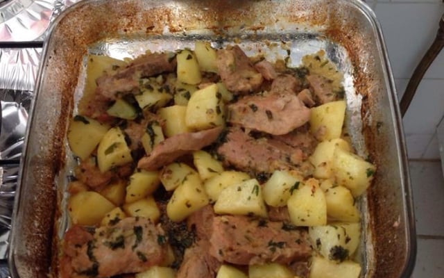 Filé mignon suíno com batata assada na manteiga e salsa