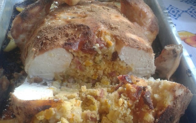 Frango desossado e recheado com farofa