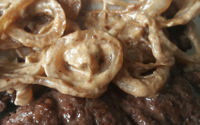 Bife acebolado com shoyu e maionese