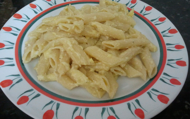 Macarrão ao queijo e ovos