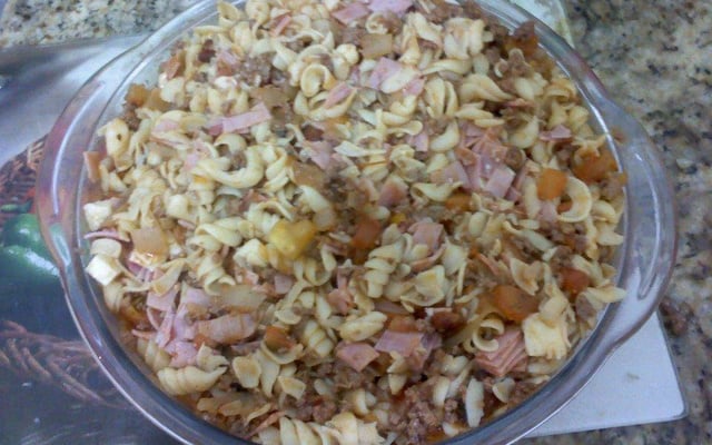 Macarrão cm carne moída, bacon, presunto e queijo