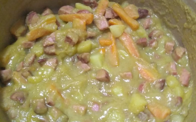 Sopa de ervilha simples com legumes