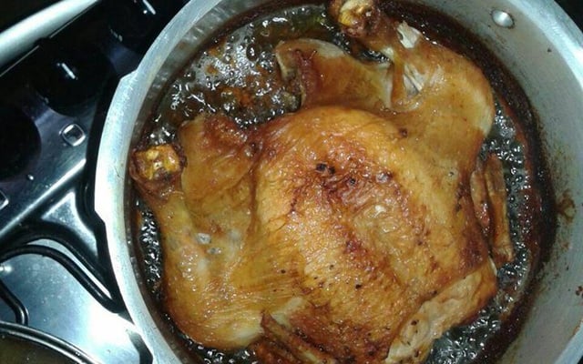 Frango frito na panela de pressão
