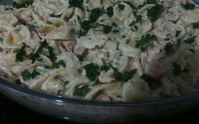 Macarrão ao molho com camarão e tirinhas de salmão