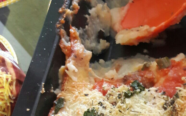 Almôndegas de forno com purê ao molho de manjericão