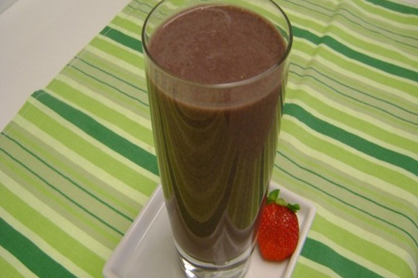 Vitamina de açaí, morango e whey protein com Ades