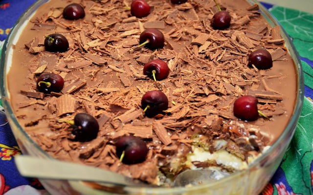 Pavê de Natal com creme, chocolate e cerejas na travessa oval