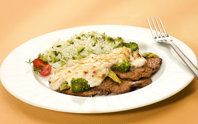 Alcatra gratinada com brócolis e mussarela