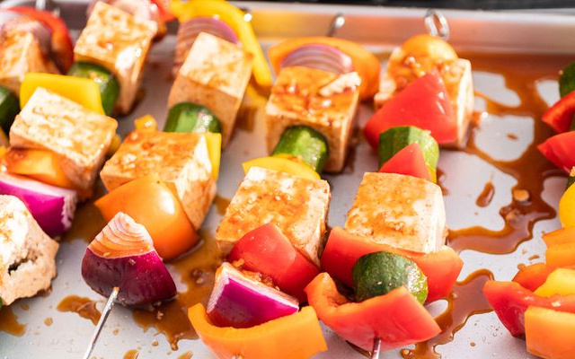 Espetinho de legumes vegetariano