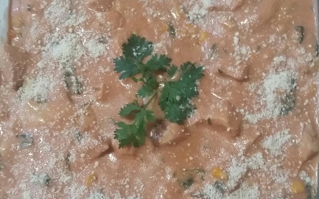 Macarrão com estrogonofe de frango rápido e fácil