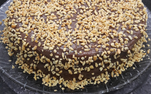 Bolo de chocolate com amendoim e caramelo