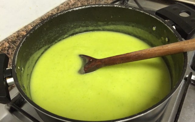 Sopa de batata baroa com alho poró