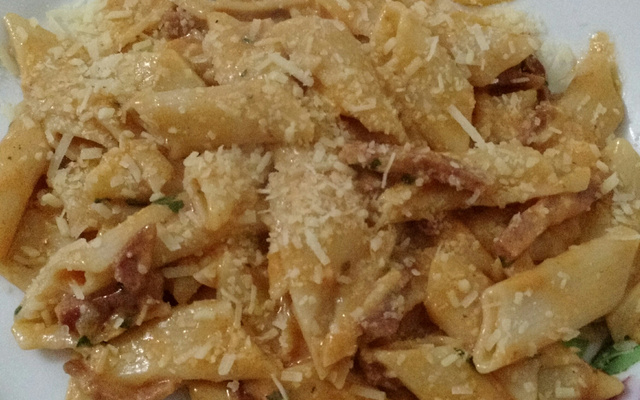 Penne com tirinhas de calabresa defumada ao molho branco e vermelho