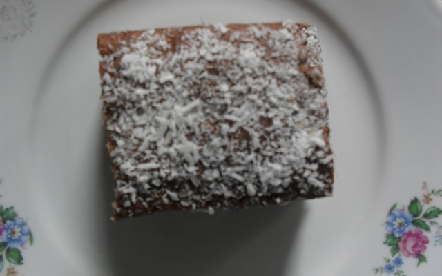 Bolo de achocolatado com calda e coco ralado