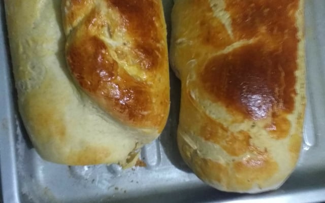 Pão recheado com presunto e queijo
