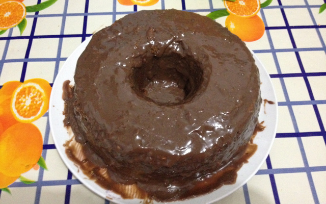 Bolo de cenoura com calda de chocolate que derrete na boca