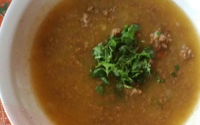 Caldo de carne moída com mandioca
