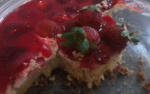 Bolo de morango e abacaxi