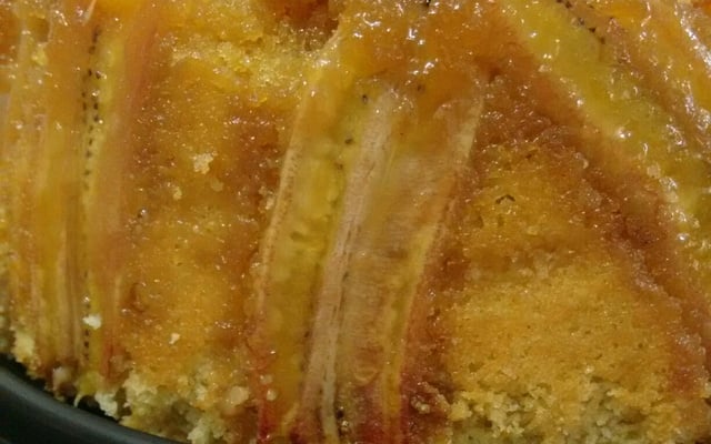 Bolo simples com banana caramelizada