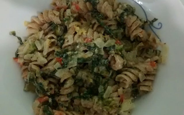 Macarrão integral ao molho de brócolis