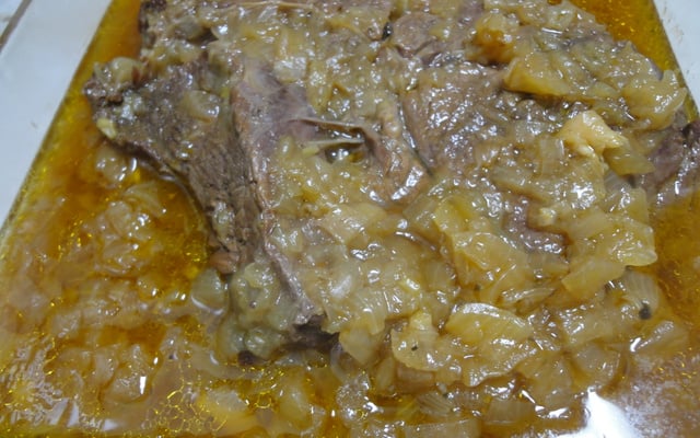 Acém no molho de cebola