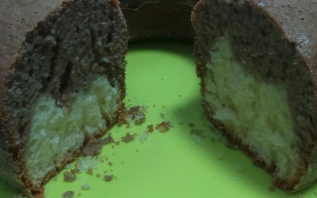 Bolo mesclado de baunilha e chocolate