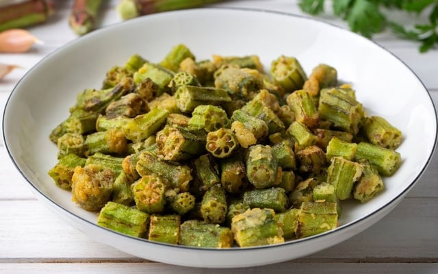 Pedaços de quiabo na airfryer crocantes e sequinhos