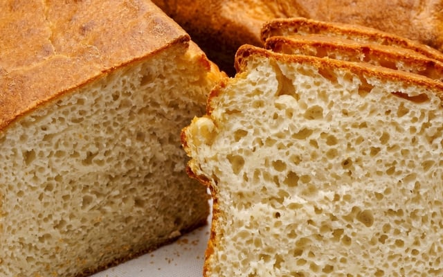 Pão de forma sem glúten macio e aerado cortado ao meio