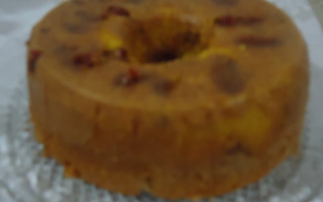 Bolo de fubá com cenoura e goiabada