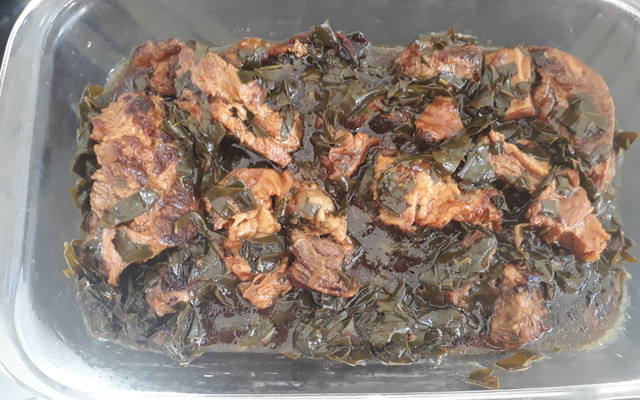 Costela bovina com ora-pro-nóbis