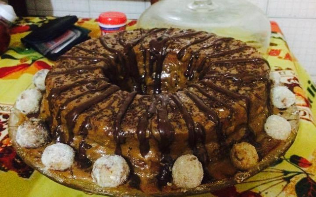 Bolo de banana com recheio de doce de leite, cobertura de chocolate meio amargo e brigadeiros de banana