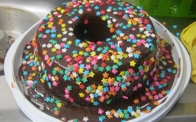 Bolo de laranja com cobertura de chocolate