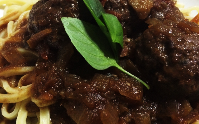 Petisco de almôndegas ao molho de vinho e gengibre