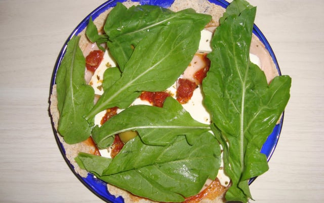 Pizza Light com tomate seco e rúcula