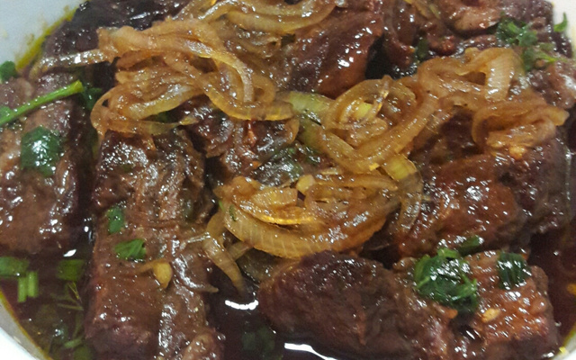 Bananinha ao molho de cebola caramelizada