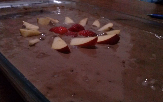 Bombom de morango na travessa