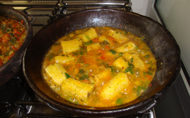 Peixe miraguaia com banana da terra