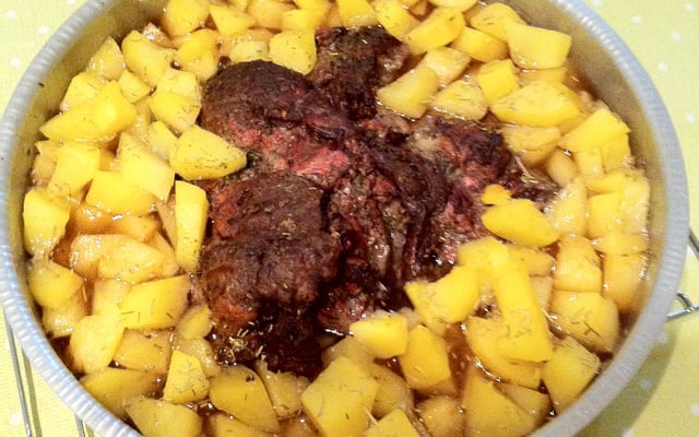 Carneiro ao vinho e hortelã com batatas