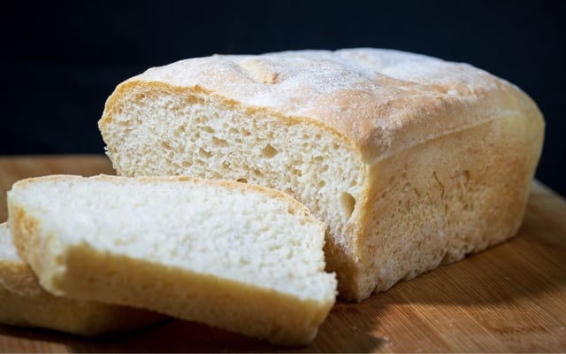 Pão de iogurte desnatado sem glúten com fatias cortadas