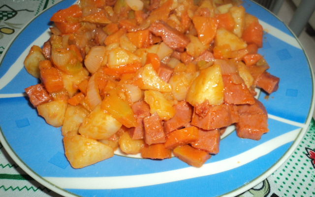 Mortadela com legumes